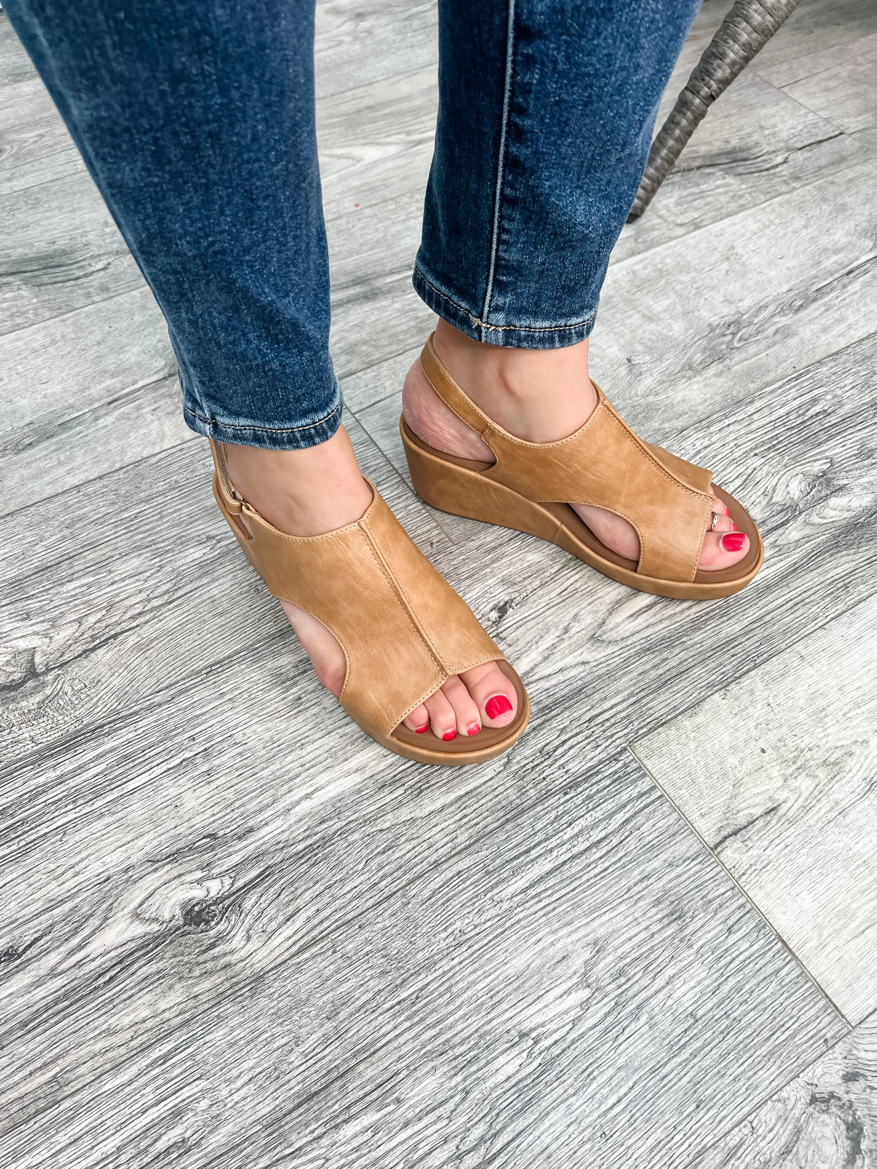 Corkys "Carley" Wedge Sandal (Caramel All)